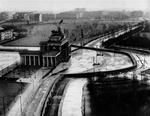 Berlinmuren og Brandenburger Tor fotograferet i 1961. 