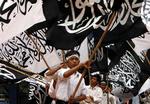 'Allah er stor!' blev der i dag råbt, da op mod 100.000 muslimer var samlet for at opfordre til et kalifat på tværs af den muslimske verden. 