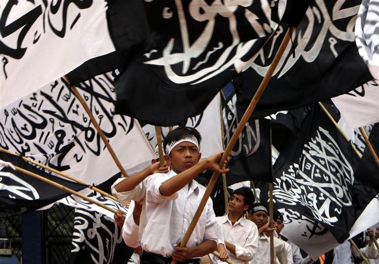 'Allah er stor!' blev der i dag råbt, da op mod 100.000 muslimer var samlet for at opfordre til et kalifat på tværs af den muslimske verden. 