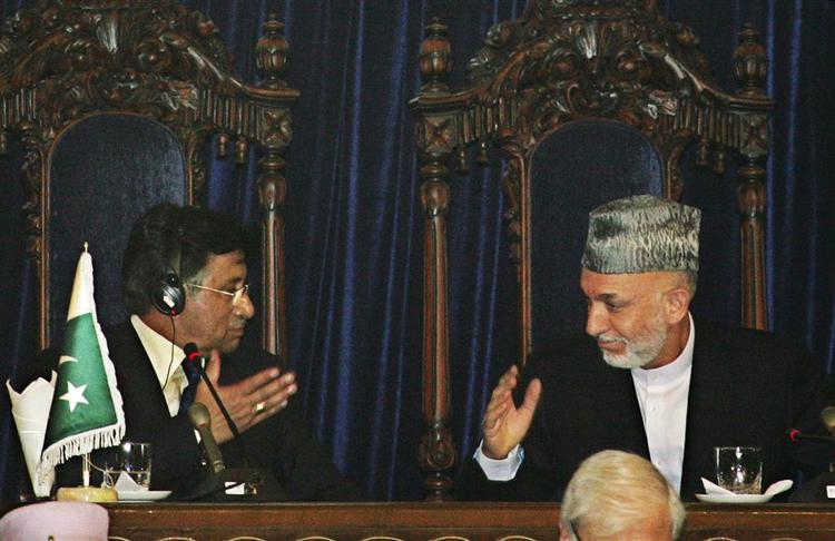 »Vores samfund står ansigt til ansigt med en stor trussel fra en lille minoritet, der skaber vold og tilbagegang«, siger den pakistanske præsident Pervez Musharraf på fredsrådet i Kabul 