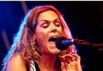 Skanderborg og Danmark elsker Beth Hart, der med sine lungers fulde kapacitet vikarierer som dansk rockdronning i Sanne Salomonsens fravær. Foto: Flemming Schiller/Polfoto 
