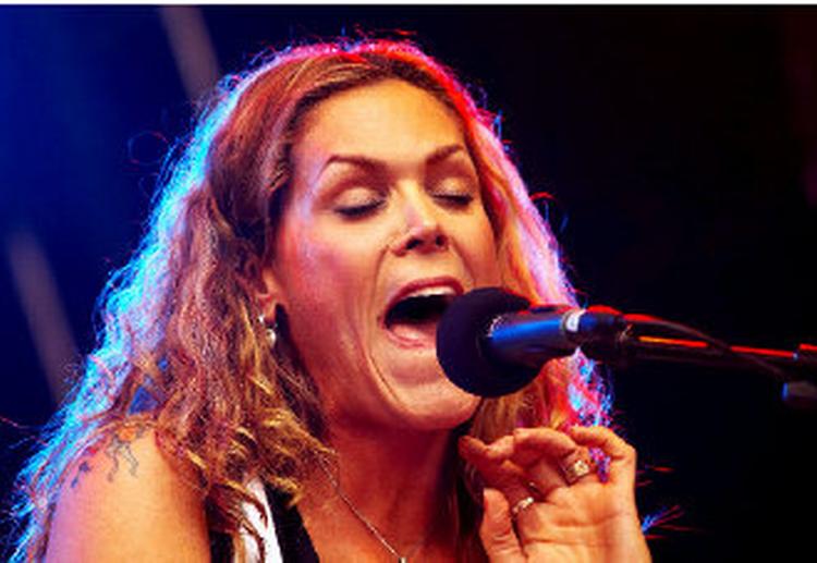 Skanderborg og Danmark elsker Beth Hart, der med sine lungers fulde kapacitet vikarierer som dansk rockdronning i Sanne Salomonsens fravær. Foto: Flemming Schiller/Polfoto 
