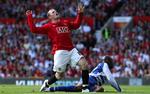 Wayne Rooney ærgrer sig efter en misset chance. 