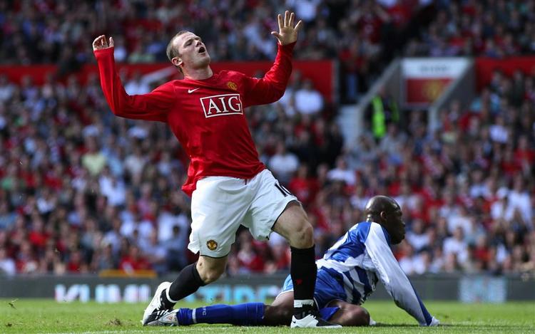 Wayne Rooney ærgrer sig efter en misset chance. 
