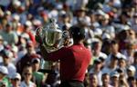 Tiger Woods løfter Wanamaker-trofæet efter at have vundet på Southern Hills Country Club i Oklahoma. 