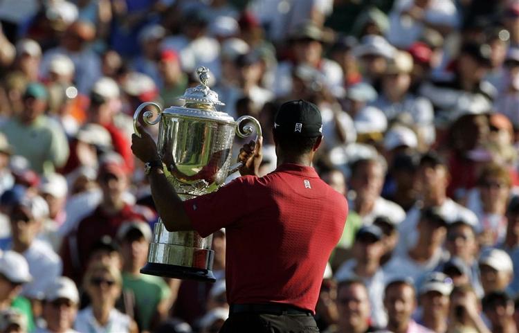 Tiger Woods løfter Wanamaker-trofæet efter at have vundet på Southern Hills Country Club i Oklahoma. 