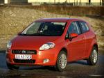 Italieneren. Fiat Grande Punto 1,3 JTD Active er en attraktiv pendlerbil. Den er ganske rummelig og kører ved fornuftig kørsel 21,3 km/l. Som ny koster den 150.000 kroner (plus levering 3.480 kroner). Vi fandt et brugt eksemplar fra marts 2007, kørt 3.000 kilometer – pris: 159.900 kroner. Altså 9.900 kroner over nyprisen. 