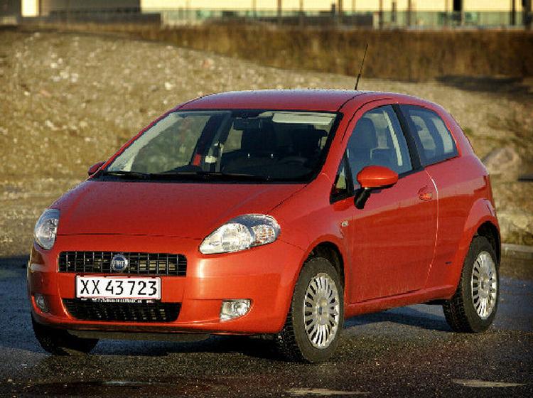 Italieneren. Fiat Grande Punto 1,3 JTD Active er en attraktiv pendlerbil. Den er ganske rummelig og kører ved fornuftig kørsel 21,3 km/l. Som ny koster den 150.000 kroner (plus levering 3.480 kroner). Vi fandt et brugt eksemplar fra marts 2007, kørt 3.000 kilometer – pris: 159.900 kroner. Altså 9.900 kroner over nyprisen. 