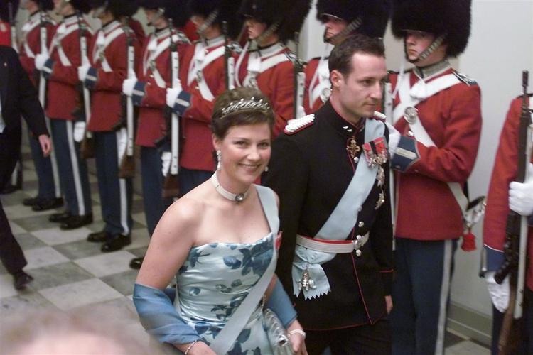 Prinsesser taler ikke med engle, fastslår norsk avis. 