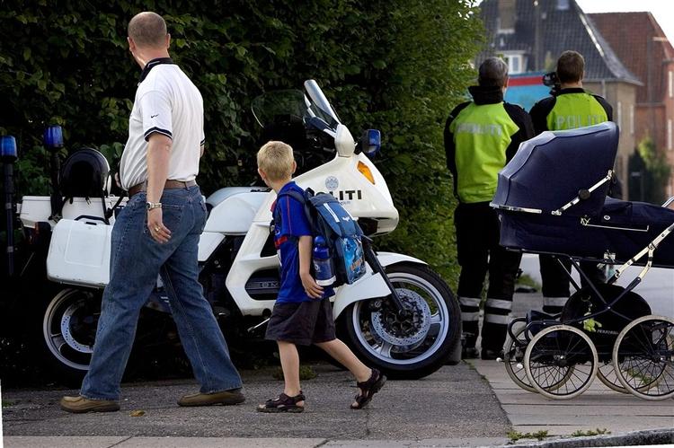 Forældre risikerer en bøde eller et klip, hvis de ikke holder sig inden for færdselsloven, når der i de kommende dage er trafikkontrol ved landets folkeskoler. Her et billede fra et tidligere år. 