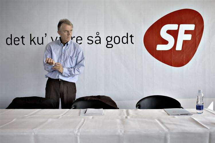 SF, Socialdemokraterne og de radikale skal stå sammen mod Fogh, lød budskabet fra SF-formand Villy Søvndal på partiets sommergruppemøde. 