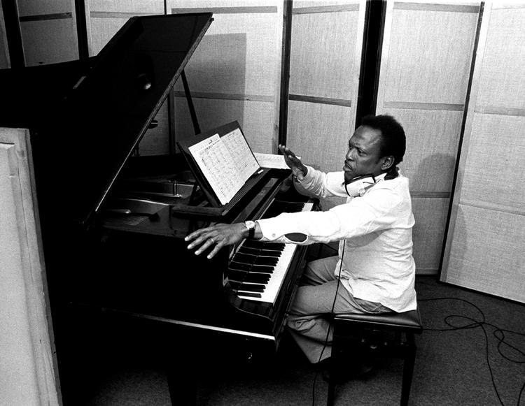 Fra 1961 boede og arbejdede den amerikanske pianist Kenny Drew i København. Her ses han i Radiohuset i 1974. 