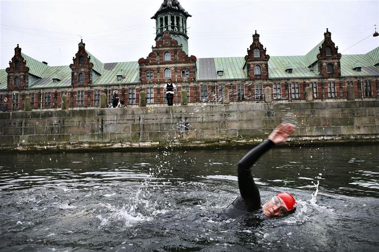 Turen går via kanaler og havn rundt om Christiansborg. Arkivfoto. 