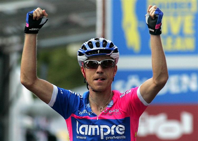 Cunego krydser stregen som vinder af dagens etape i Deutschland Tour. 