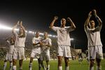 F.C. Københavns spillere takker publikum efter kampen. 