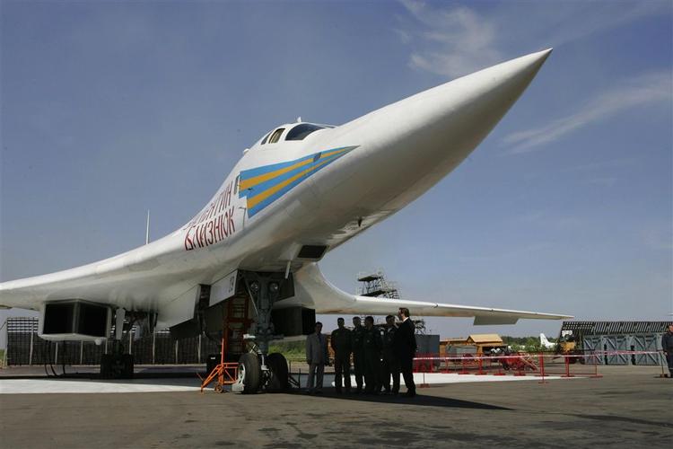På billedet ses et russisk overlydsfly:  Tu-160. Flyet er et strategisk bombefly. 