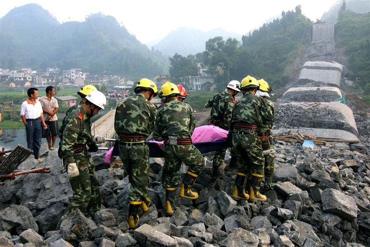 Mindst 22 mennesker er omkommet, efter at en bro i Hunan-provinsen kollapsede. 