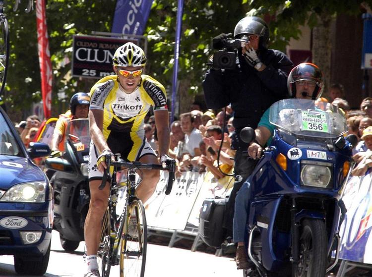 Tinkoff-rytteren Ignatiev krydser målstregen som den første etapevinder i Vuelta a Burgos. 