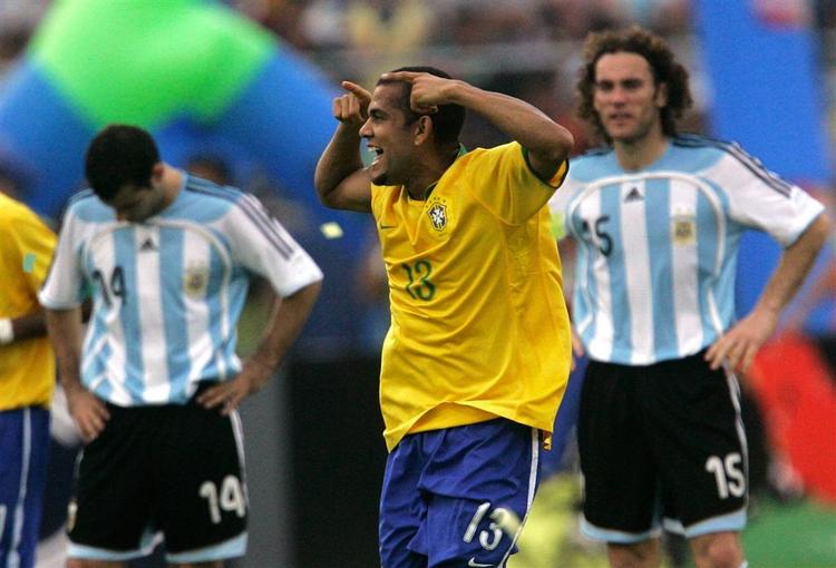 Den brasilianske landsholdsspiller Daniel Alves skifter fra spanske Sevilla til engelske Chelsea. 