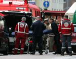 Et af de seks italienske lig fra skudmassakren i Duisburg bæres væk fra gerningsstedet. 