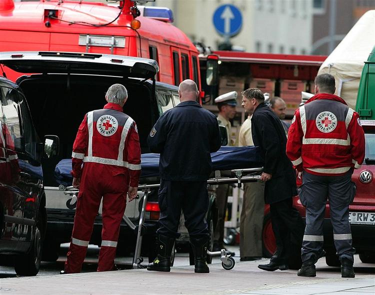 Et af de seks italienske lig fra skudmassakren i Duisburg bæres væk fra gerningsstedet. 