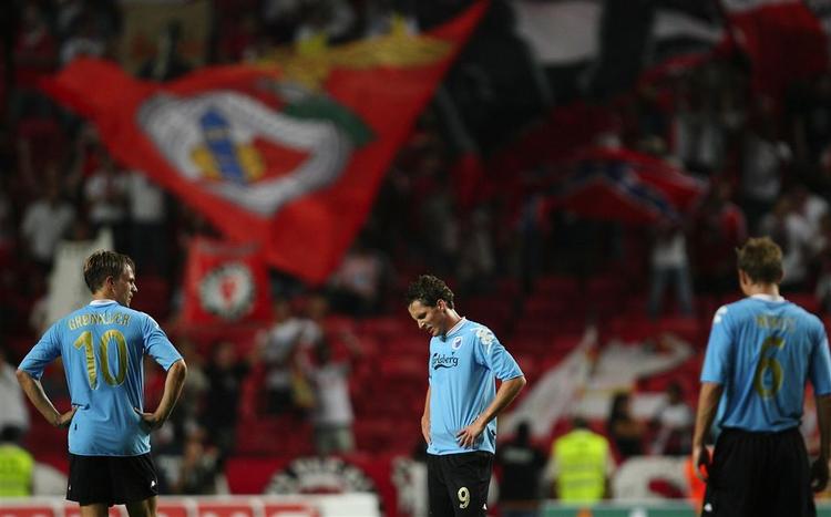 FCK'erne hang med næbbet efter kampen mod Benfica. Derimod var der tilfredshed, hos portugiserne, hvor træner Fernando Saints trods uorganiseret spil fik den sejr, han ville have. 