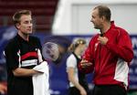 Peter Gade (tv) er videre i herresingle ved VM i badminton. Her samtale med træner Thomas Lauridsen. 