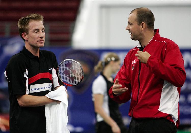 Peter Gade (tv) er videre i herresingle ved VM i badminton. Her samtale med træner Thomas Lauridsen. 
