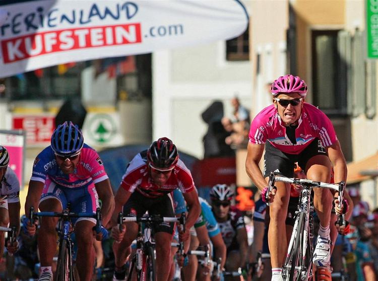 Tyske Gerald Ciolek fra T-Mobile suser over stregen som vinder af dagens etape i Tyskland Rundt. 