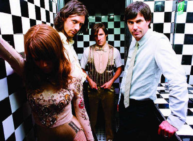 Det er sexet, det er saftigt, og samtidig er det sukkersødt, når sensuelle Jenny Lewis' stemme i front for Rilo Kiley driver ud af højttalerne. Foto: Warner Music 