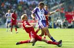 Johan Elmander, til højre, tackles af Sami Hyypia, der spillede i stedet for Daniel Agger. 