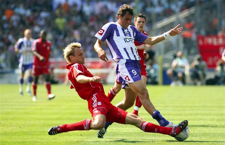 Johan Elmander, til højre, tackles af Sami Hyypia, der spillede i stedet for Daniel Agger. 