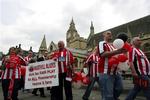 Nedrykningen fra Premier League har vakt vrede i Sheffield United. Her det fans, der i juli demonstrerede foran det britiske parlament i London. 