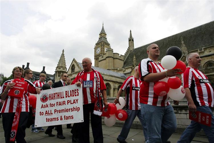 Nedrykningen fra Premier League har vakt vrede i Sheffield United. Her det fans, der i juli demonstrerede foran det britiske parlament i London. 