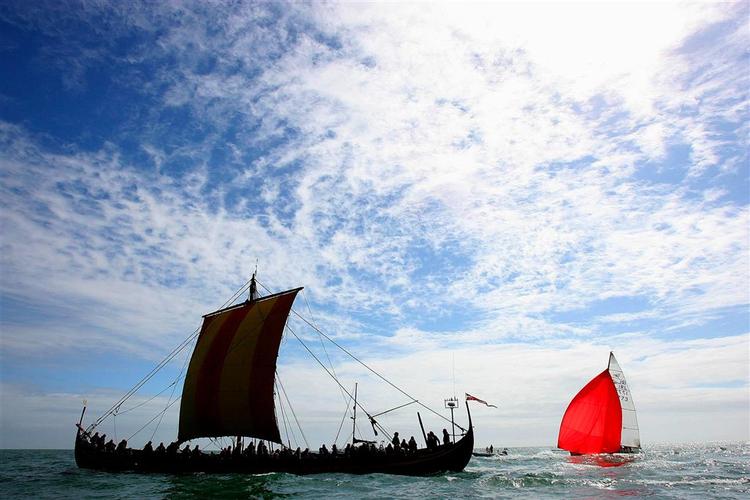 Vi kan takke vikingerne for vores velstand. Her er vikingeskibet Havhingsten på vej i mål. 