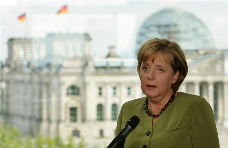 Angela Merkel udtrykte sorg og medfølelse med de efterladte til de tre dræbte tyske politimænd i Kabul, hvoraf den ene var hendes livvagt. 