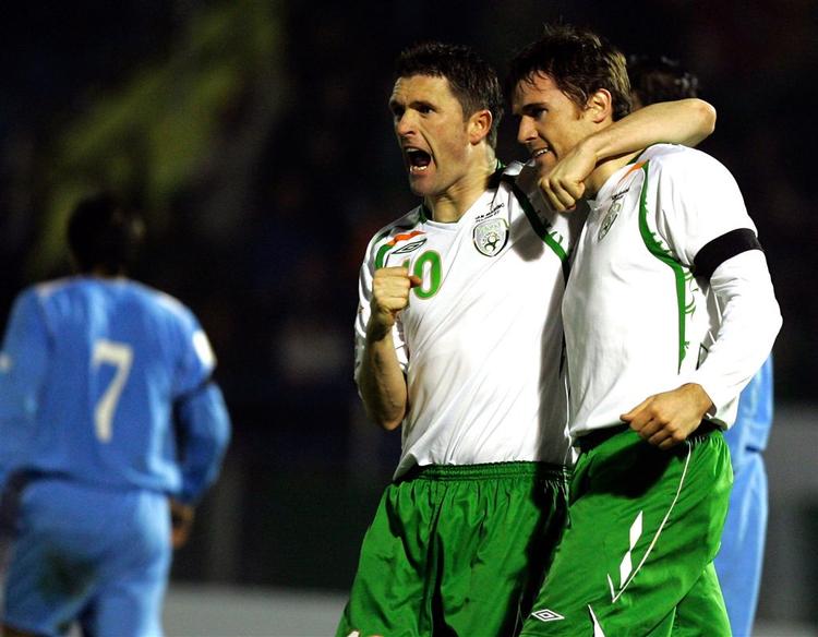 Anfører Robbie Keane (t.v.) og Kevin Kilbane er med i den 23 mand store trup til opgøret mod Danmark. 