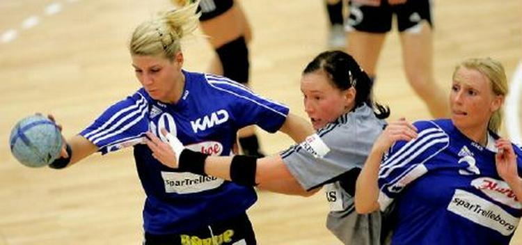 Slagelses Rikke Hørlykke (tv.) og Mette Melgaard (th.) i kamp mod GOG. - Arkivfoto: Lars Poulsen 