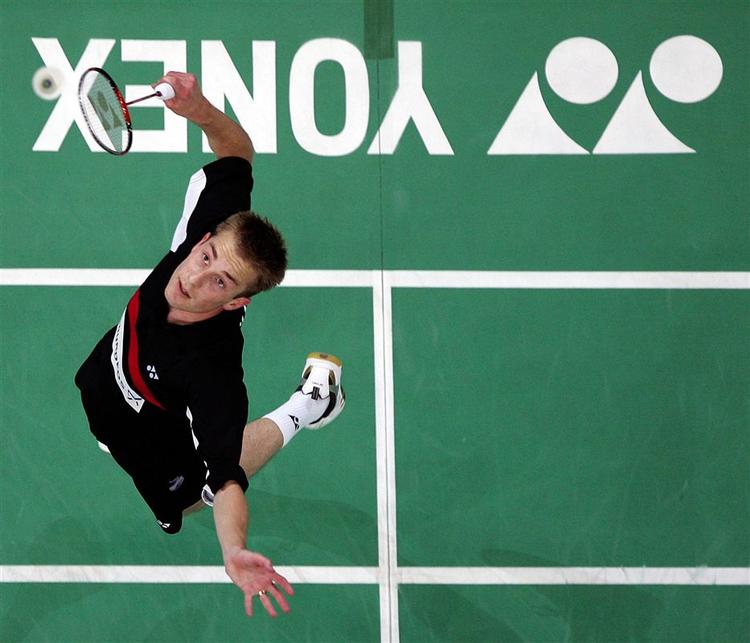 Peter Gade smasher i kampen mod Simon Santoso. 