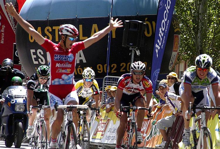 Aurelieu Passeron er en af de få franske ryttere i italiensk tjeneste. Her vinder han for Acqua &amp; Sapone. 