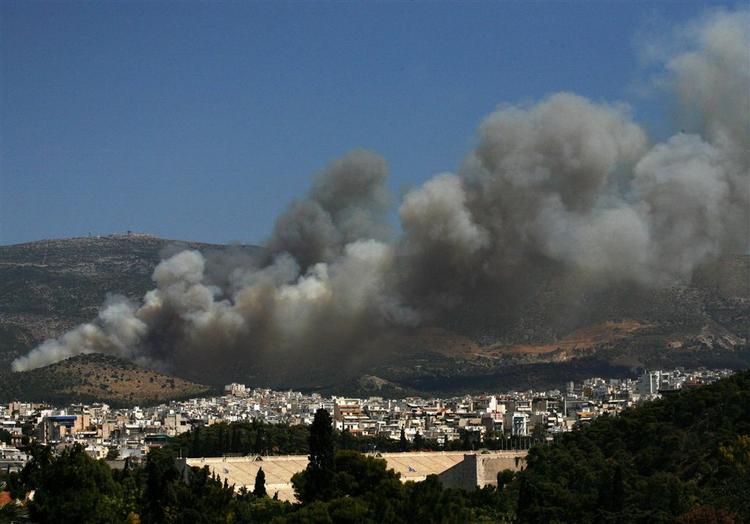 Røg fra skovene udenfor Athen. 