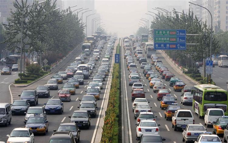 Beijing holdes til dagligt i et hårdt greb af luftforurening på grund af en hastigt voksende vognpark. 