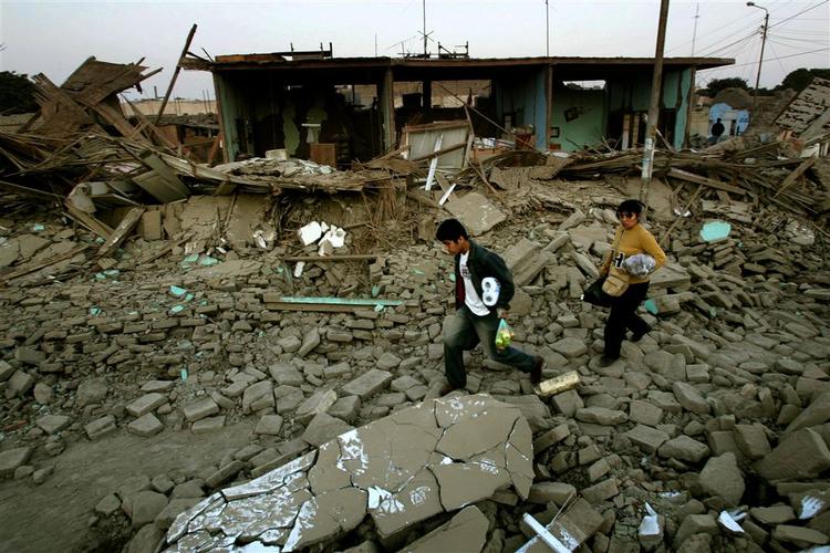 Vejene til de små byer i Peru som har været ramt af torsdagens jordskælv er svært fremkommelige 