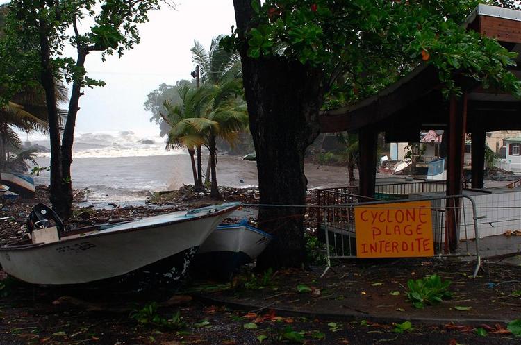 Orkanen Dean har sat kursen mod vitale amerikanske oliefelter, som den ventes at ramme midt i næste uge. Her foto fra Guadeloupe. 