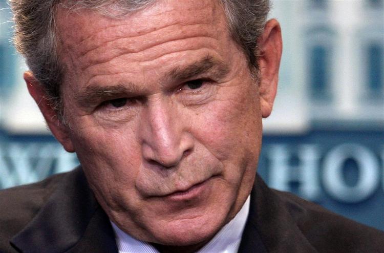 Bush talte til Det Hvide Hus' journalister på et pressemøde, hvor han flere gange - på trods af det alvolige emne - brød ud i afdæmpet, selvironisk latter. 