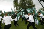 En gruppe svenske nazister gør udfald mod mod-demonstranterne i Byparken i Kolding. 