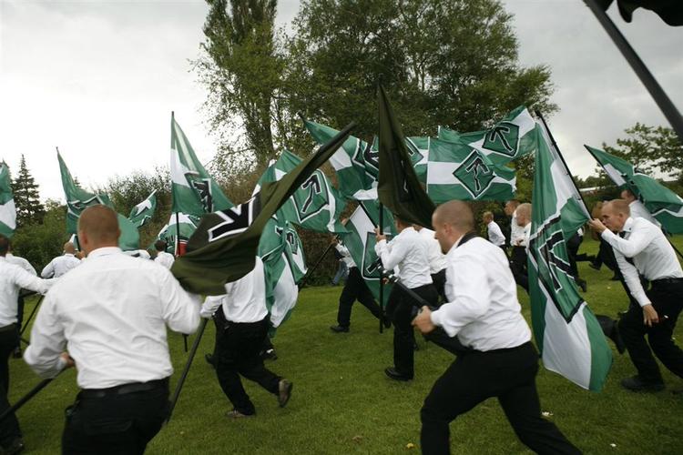En gruppe svenske nazister gør udfald mod mod-demonstranterne i Byparken i Kolding. 