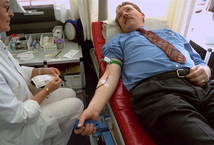 Politikere vil indføre ny hiv-test af donorblod. 