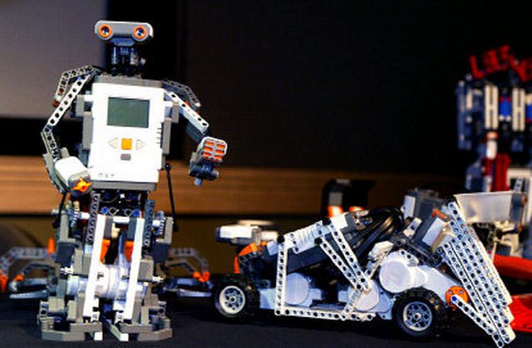 Ved at lege med robotsættet Lego Mindstorms NXT, kan de unge lære at programmere på tusindvis af forskellige måder. Ideen er at det skal lære børnene at tænke kreativt. 