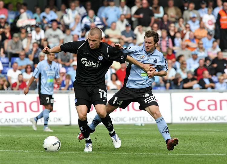 OBs Esben Hansen, tv og Kenneth Møller Pedersen  fra Randers FC undervejs i den målløse dyst. 